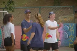 Update II | Video: Ricciardo en Verstappen spelen straatvoetbal