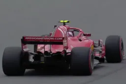 Boordradio's VT2 | Vettel heeft iets tussen zijn benen