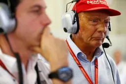 Lauda vindt Verstappen ‘vechter van het jaar’: ‘Ging op de vuisten als een showbokser’