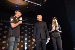 Video | Supercar Blondie geeft Verstappen compliment: 'Je bent een klein lekker ding!'
