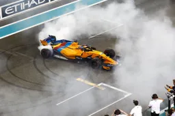 Alonso wist niets van eerbetoon Vettel en Hamilton: 'Erg verrast'