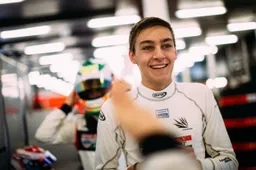 Russell steekt de draak met Hamilton: 'Dacht dat mensen dat doen wanneer ze winnen'