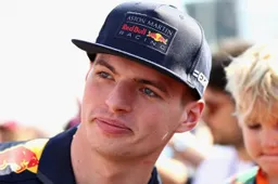Verstappen en Gasly poseren in nieuwe race-kleding van Red Bull Racing