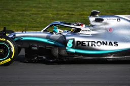 Hamilton én Bottas in actie tijdens eerste testdag Barcelona in hun W10