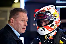 F1 Kijktip | Jos en Max in een Clio door Monaco: 'Ik vind dit helemaal niet fijn..'