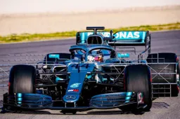 Perez ziet vreemde dingen: 'Heeft Mercedes twee verschillende auto's ontworpen?'