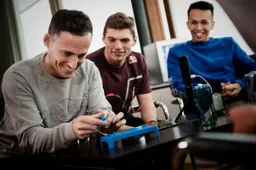 Verstappen drijft spot met Albon in 'Max' podcast': Ook overthinking in bed?