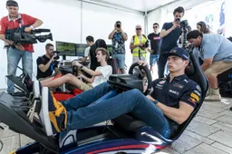 Verstappen wint overtuigend twee simraces in Barcelona