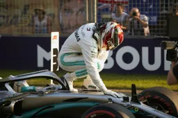 Hamilton: 'Schade in Australië niet door rijden over kerbstones'
