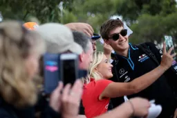 Russell moet nog wennen aan mediagekte Formule 1: 'Anders dan wat ik heb gekend'