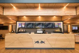 Foto's | Het houten motorhome waar Red Bull en Toro Rosso Europa mee aandoen