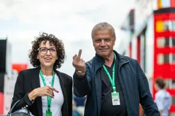 Achter de Pitbox | Familie Ricciardo strooit met middelvingers in Spaanse paddock