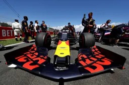 Verstappen over inhaalactie op Vettel: 'Hij reed in vuile lucht van Bottas'