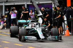 Hamilton baalt na touché in tweede training: 'Maakte een foutje'
