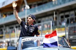 Verstappen reageert op Mercedes-geruchten: 'Zit momenteel prettig bij Red Bull'