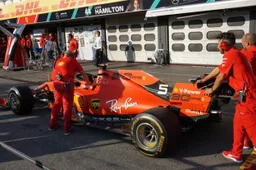 Vettel sipt na mislukte kwalificatie: 'Het is heel bitter want de auto is echt goed'
