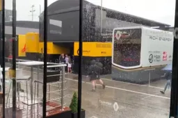 Update II | Coureurs hebben natte rijdersparade