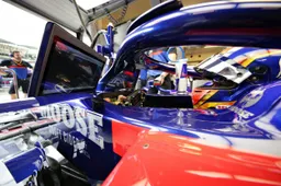 Albon toont nieuwe helm voor Red Bull: 'Nieuw team, nieuwe helm'