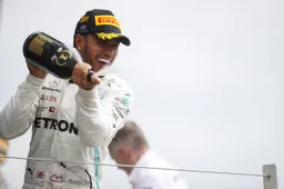 Hamilton over toekomstplannen: 'Vol vertrouwen dat Mercedes dominant team blijft'