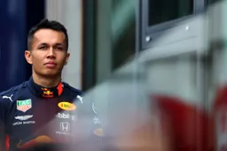 Albon verwacht zwaar karwei in Singapore: 'Fysiek enorm zwaar'