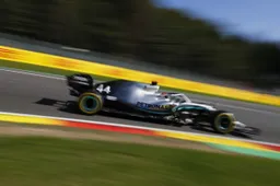 Hamilton jaloers op Ferrari: 'Een volle seconde sneller, alleen al op het rechte stuk'