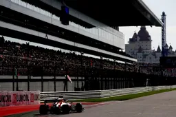 Verslag VT1 | Verstappen ziet middenveld-concurrenten naderen vanaf P3