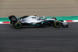 Mercedes wint constructeurstitel na winst Bottas, Verstappen valt uit op Suzuka