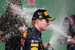 Verstappen blikt terug bij FIA-gala: 'Zat enorme opluchting in die overwinning'