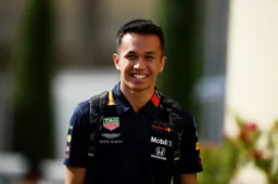 Albon wint op virtueel Interlagos na prachtig gevecht met Leclerc