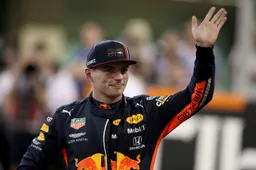 Verstappen maakt puinhoop van Red Bull-middag: 'Ja, dat is kamelenpoep..'