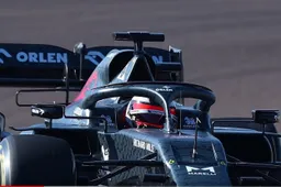 Alfa Romeo zet opmerkelijke coureur in bolide op eerste testdag