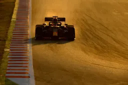 Honda-motor Verstappen valt stil in Barcelona, ook Kvyat valt uit