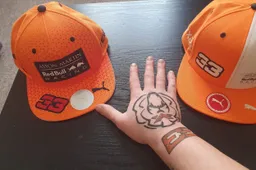 Deze Verstappen-fan tatoeëerde het ontwerp van Verstappens helm op zijn hand