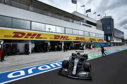 Hamilton bevestigt strategische onmacht Mercedes: 'Verstappen speelde met ons'