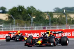Hamilton wint race met lekke band, Verstappen tweede door pitstop