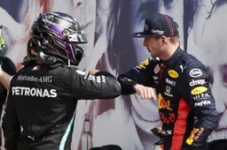 Hamilton: 'Die eerste stint was erg lastig met Verstappen in mijn versnellingsbak'