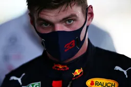Verstappen vliegt in bandenstapel na problemen met console tijdens simrace