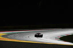 Verslag VT1 | Verstappen rijdt strakke P2 na vliegende start voor Red Bull