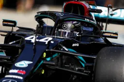 Hamilton pakt pole met monsterronde, Verstappen in extremis naar P2
