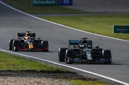 Hamilton denkt nog niet aan WK-titel: 'Red Bull heeft niveau verhoogd'