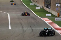 Albon ontweek Bottas tijdens safety car Bahrein: 'Hij trapte als een gek op de rem'