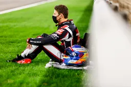 De door Grosjeans kinderen ontworpen helm waar hij in Abu Dhabi mee wilde rijden