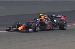 Video | Engine cover vliegt weg van Red Bull van Pérez