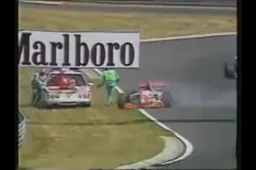 F1 Kijktip | Slechtste Formule 1-coureur ooit wordt vol aangereden door medical car