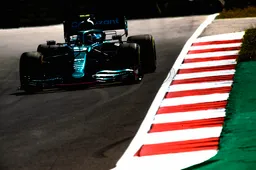 Ondertussen in Turkije | Vettel spint met slicks op natte baan in de pitstraat