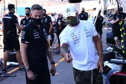 Hamilton niet blij met Mercedes: 'Zullen stevige discussies plaatsvinden'