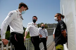 Hamilton ontdaan na matige eerste dag: 'We moeten ons achter de oren krabben'