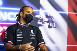 AMuS: 'Hamilton vroeg FIA om straf Verstappen vanwege bandenspanning Baku'