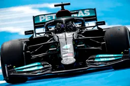 Tijdstraf voor Hamilton na crash met Verstappen op Silverstone