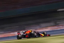 Doornbos legt schuld van crash Verstappen bij Hamilton: 'Die bocht ga je niet halen daar'